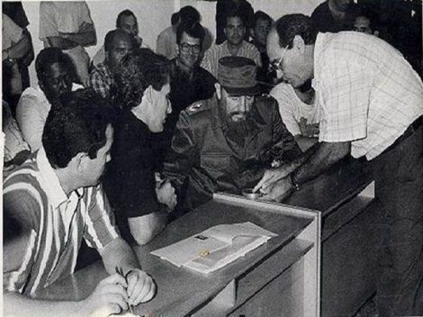 Durante su visita Fidel se interesó por conocer cada uno de los detalles del proceso productivo.